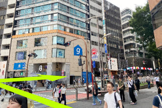 渋谷駅B4出口を出て目の前の横断歩道を渡り右に曲がります。
