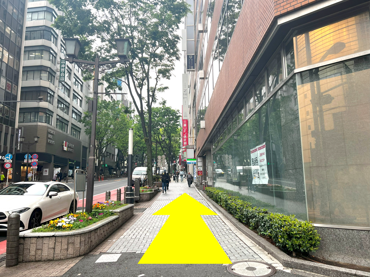 約2分直進します。
