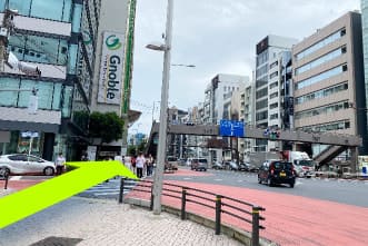 宮益坂上の横断歩道を渡りさらに直進します。